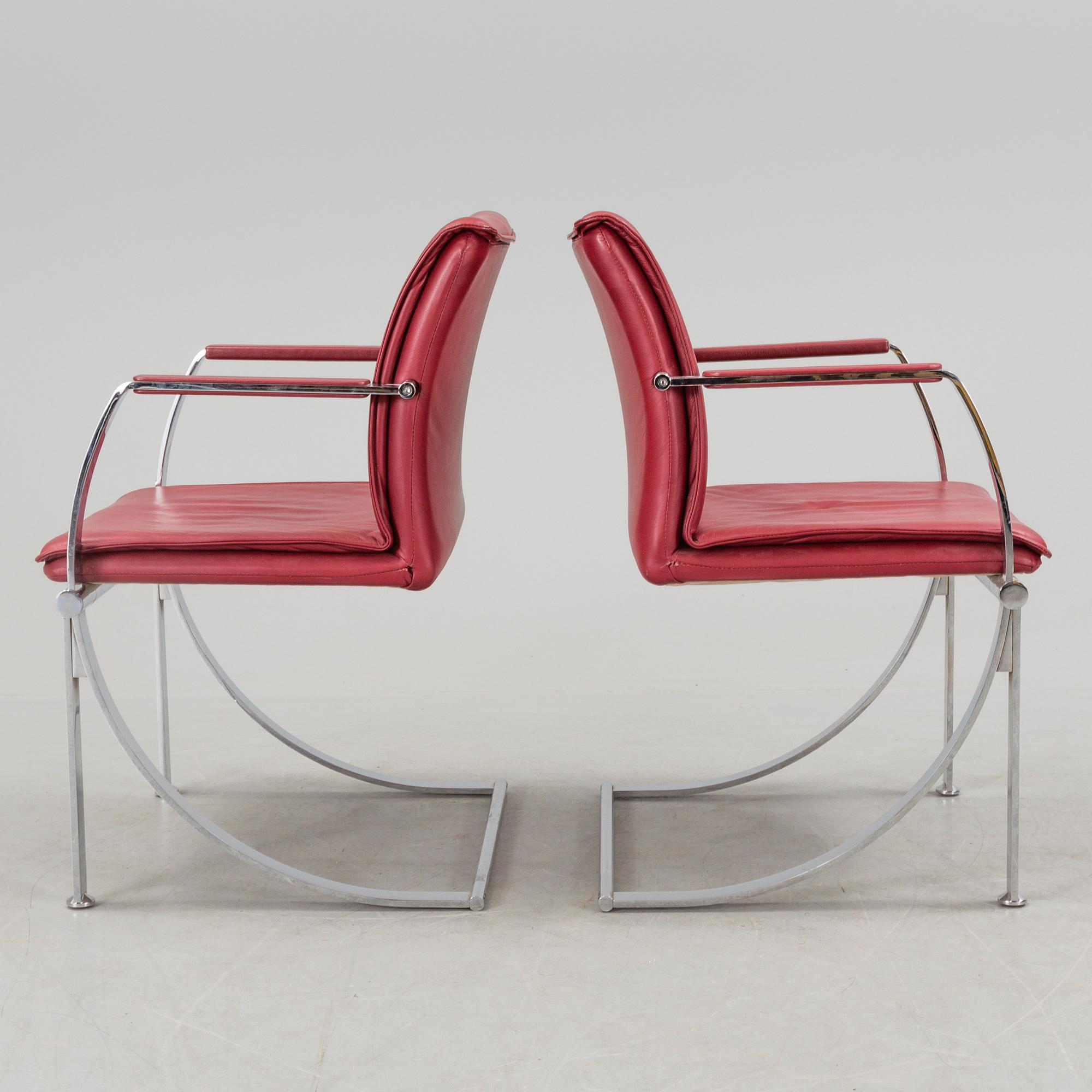 A pair of crome and leather 1970/80s armchairs.