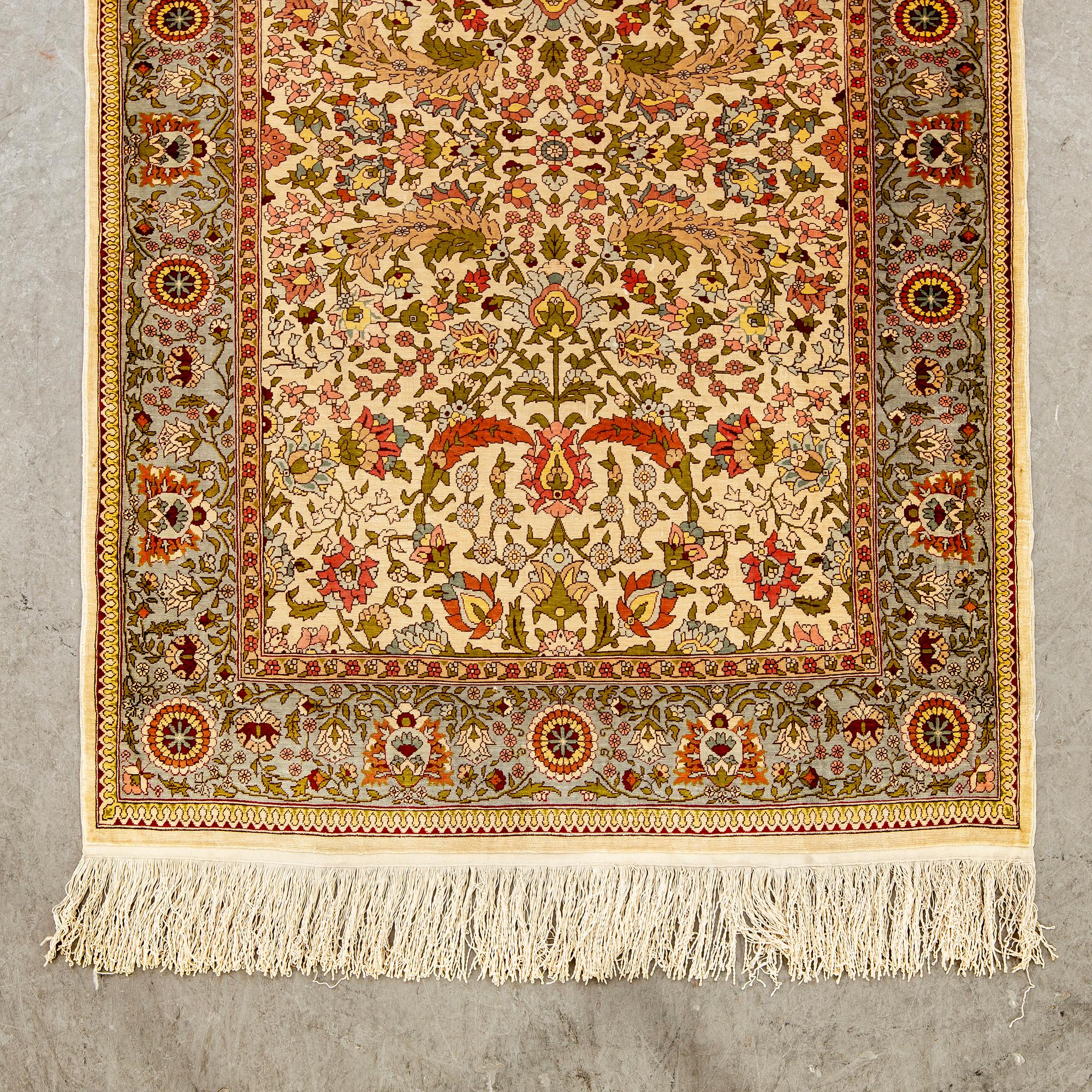 A silk Hereke rug. 120x80 cm.