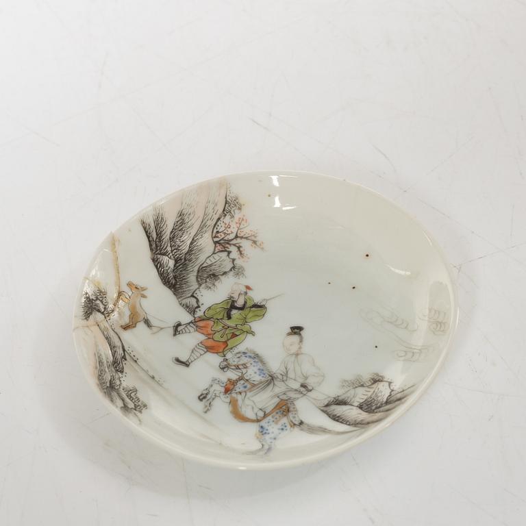 A Chinese porcelain jug with lid, vase, bowl, and serving dish,  18th-19th Century.