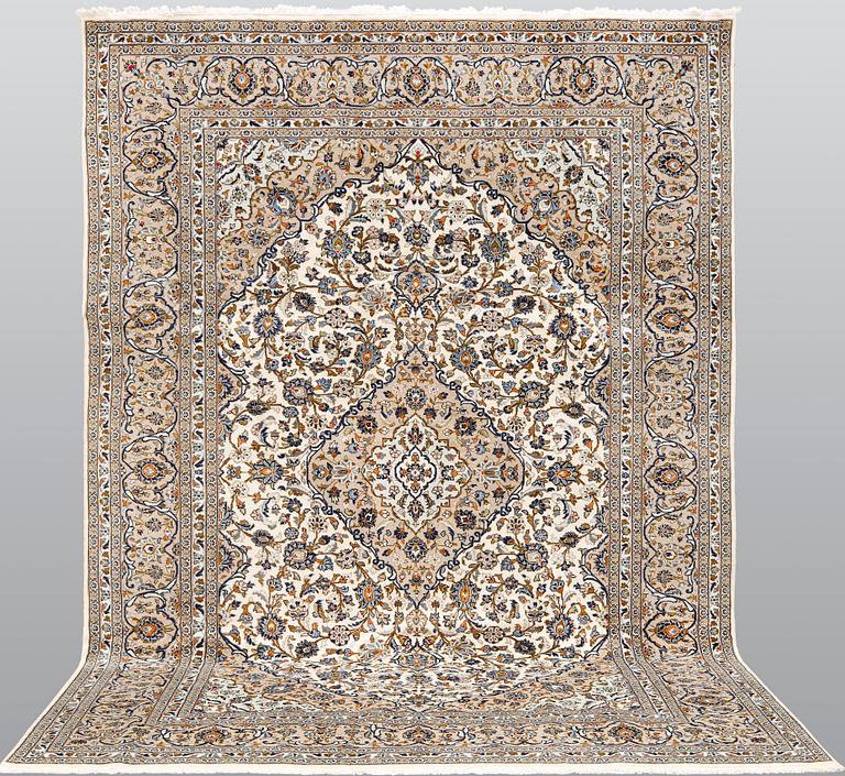 A Kashan carpet, ca 355 x 252 cm.