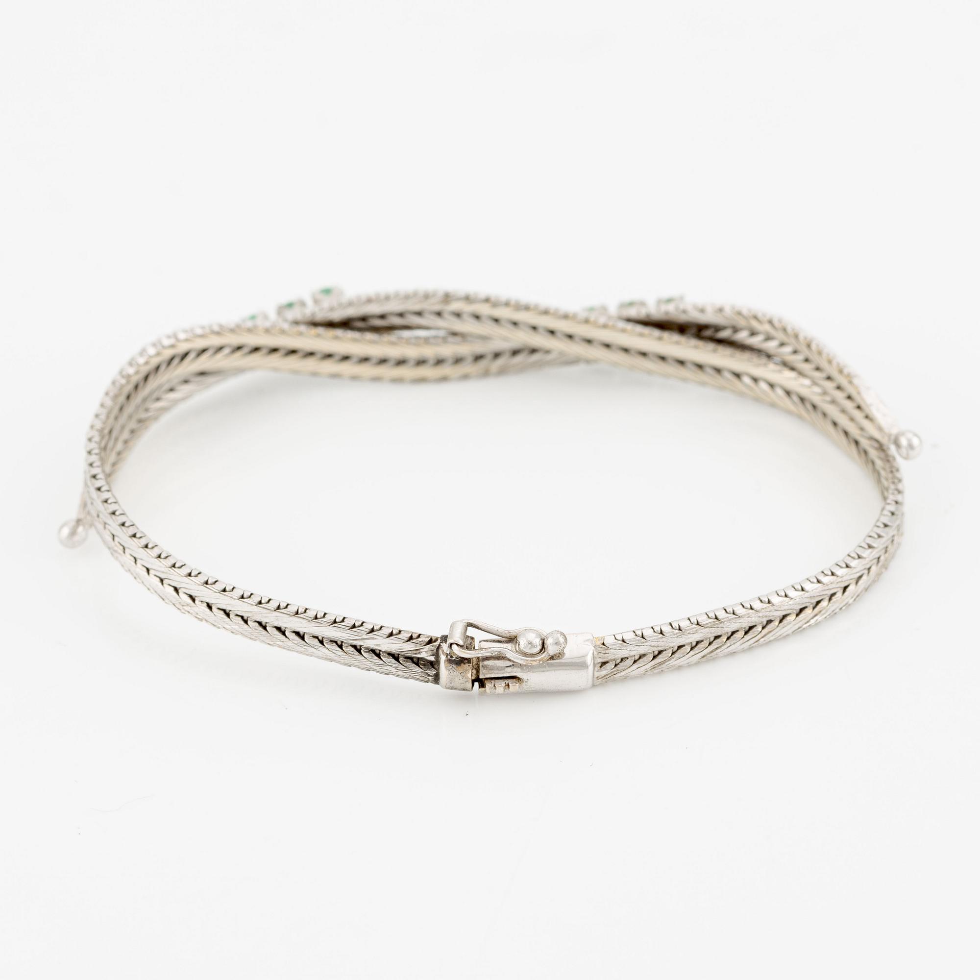 Armband, 18K vitguld med små smaragder.