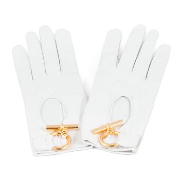 588. HERMÈS, a pair of white lambskin gloves, size 7.