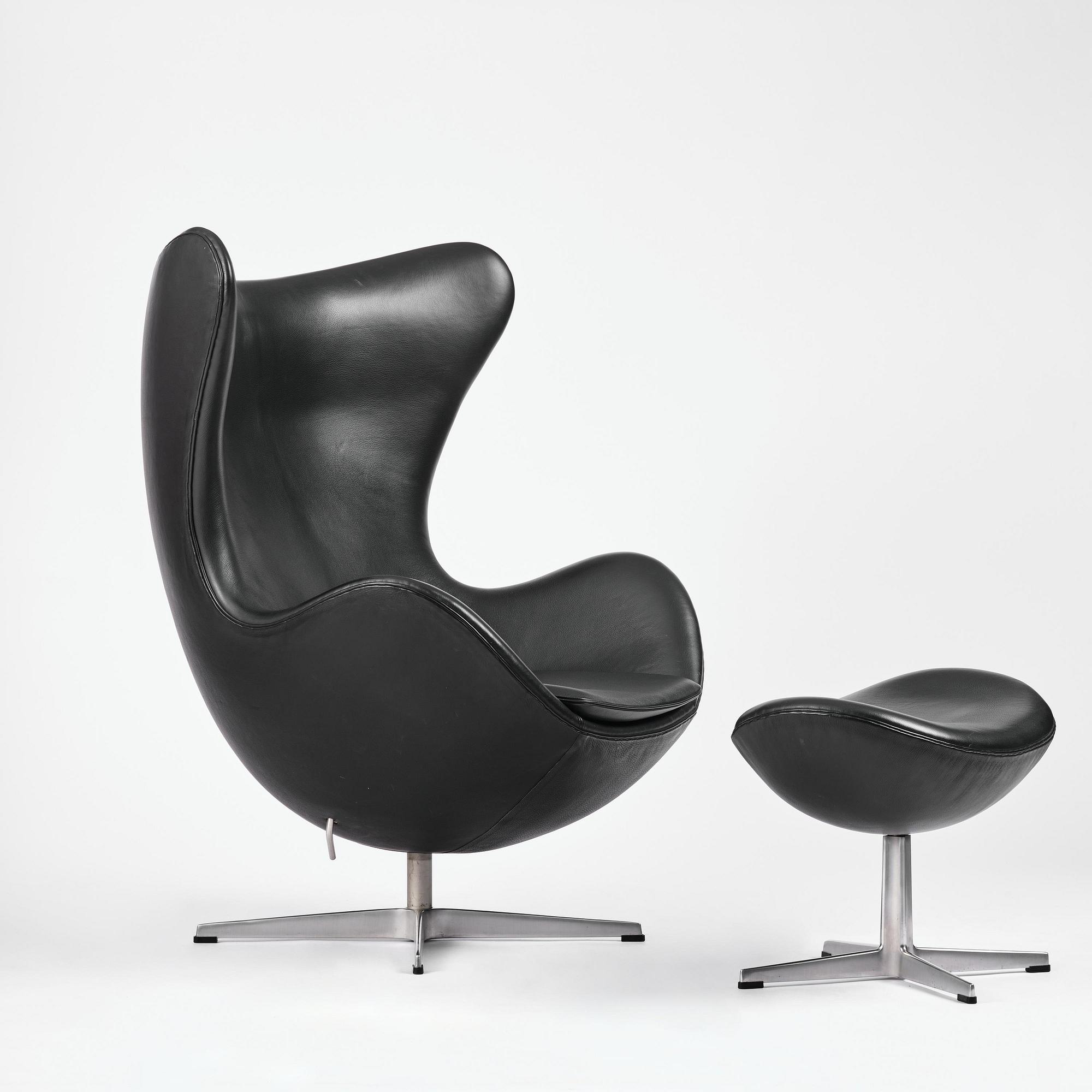 Arne Jacobsen, fåtölj med fotpall, "Ägget", Fritz Hansen, Danmark, 2001.