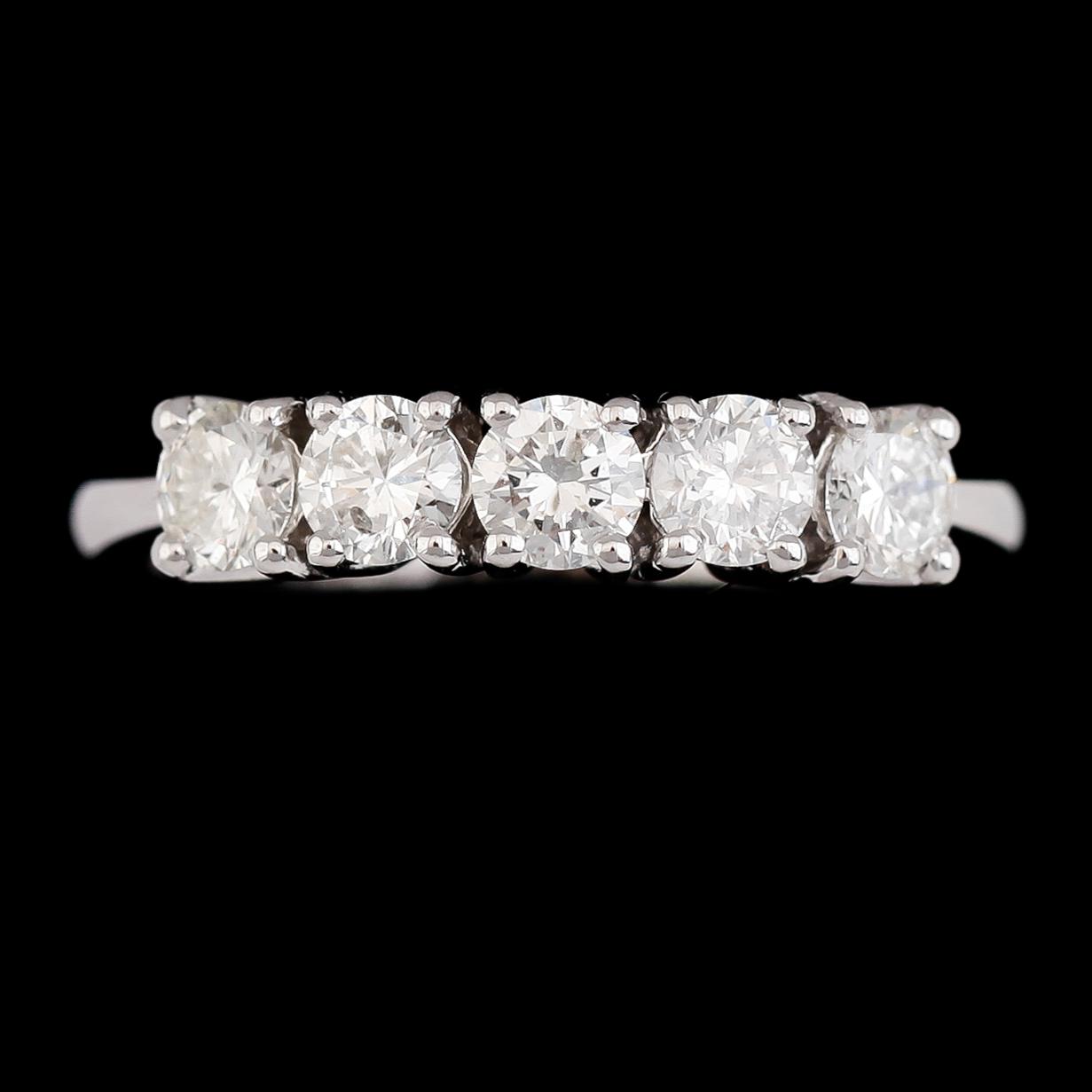 RING, 18K vitguld, briljantslipade diamanter tot ca 1.03 ct. Vikt ca 4 g.