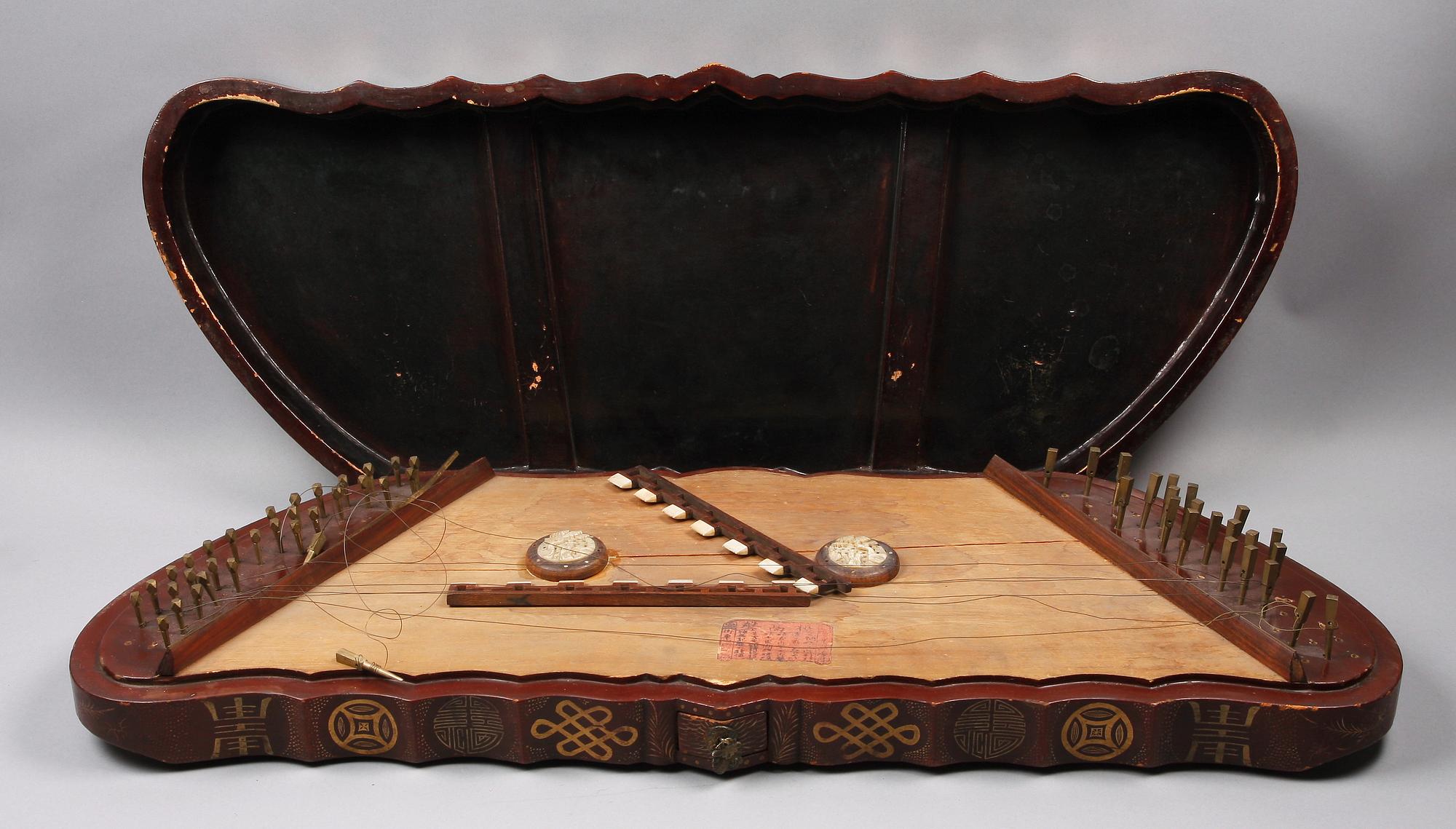 STRÄNGINSTRUMENT, Kina. 1900-tal.