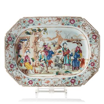 A famille rose serving dish, Qing dynasty, Qianlong (1736-95).