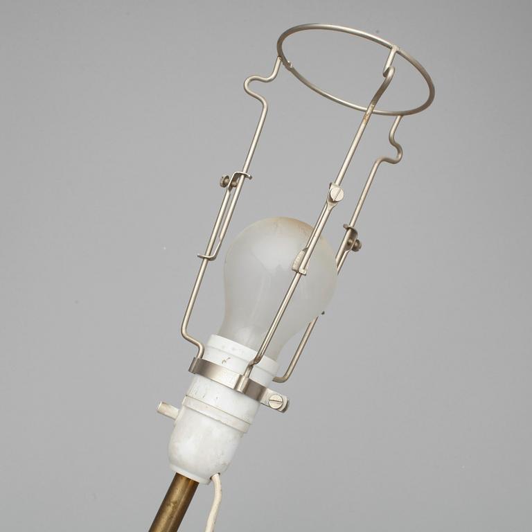 VASER/BORDSLAMPOR, ett par, nyrokoko, 1800-talets slut.