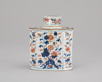 A polychrome tea caddy, Kangxi (1662-1722) .