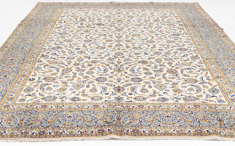 A so called Royal Kashan carpet, ca 423 x 297 cm.