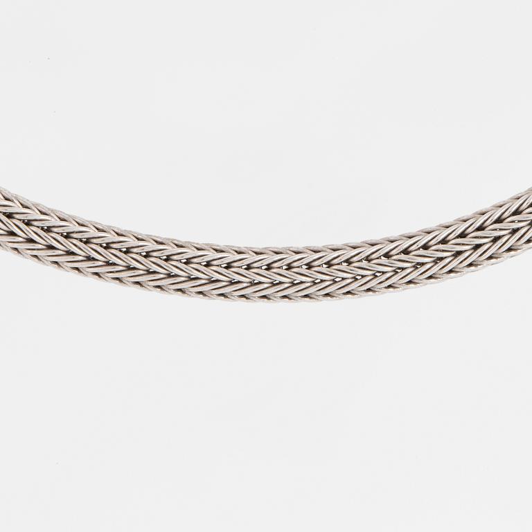 18K gold and platinum necklace with brilliant-cut diamonds.