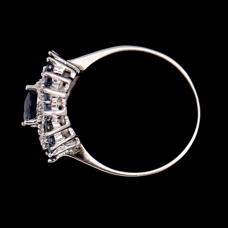 RING, 10 k vitguld, safirer tot 4.06 ct, briljantslipade diamanter tot 0.53 ct.