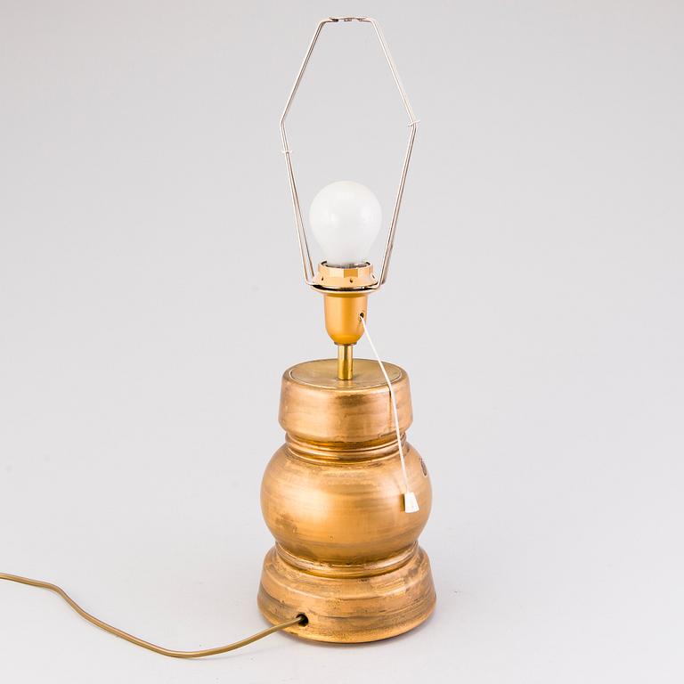 BORDSLAMPA, SAVITORPPA, rödlera, signerad KAGE, Kauko Forsvik, Finland. 1970/80-tal.