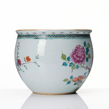 A famille rose flower pot, Qing dynasty, circa 1900.