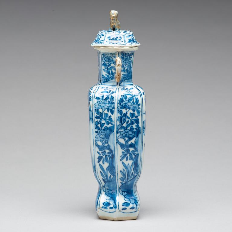 A blue and white vase with cover, Qing dynasty, Kangxi (1662-1722).