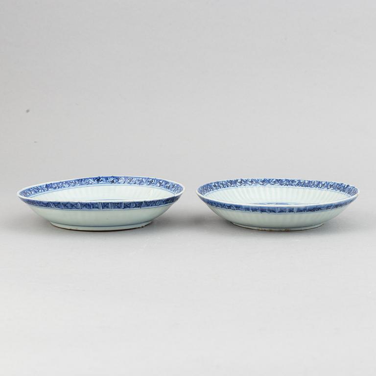 A pair of blue and white dishes, Ming dynasty (1368-1644).