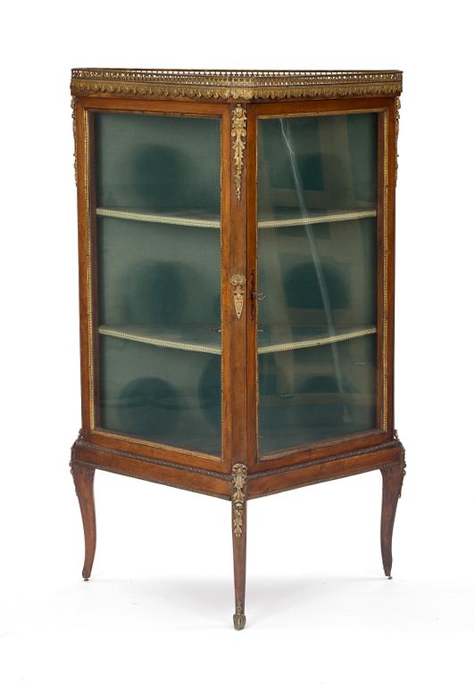 VITRINSKÅP, Louis XVI-stil. 1900-talets första hälft.
