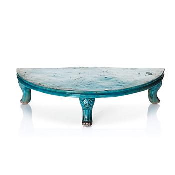 1046. A turquoise glazed table/stand, Qing dynasty, Kangxi (1662-1722).