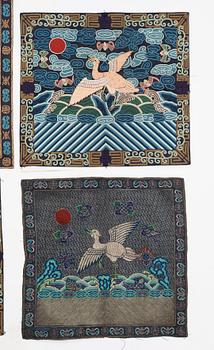 RANGMÄRKEN, 8 st., siden, s.k. Buzis. Ca 28-33 x 29,5-33,5 cm vardera. Kina omkring 1900.