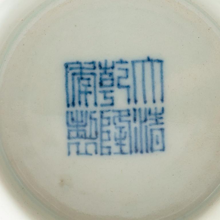 STEMCUP, porslin. 1900-tal, med Qianlong-märke.