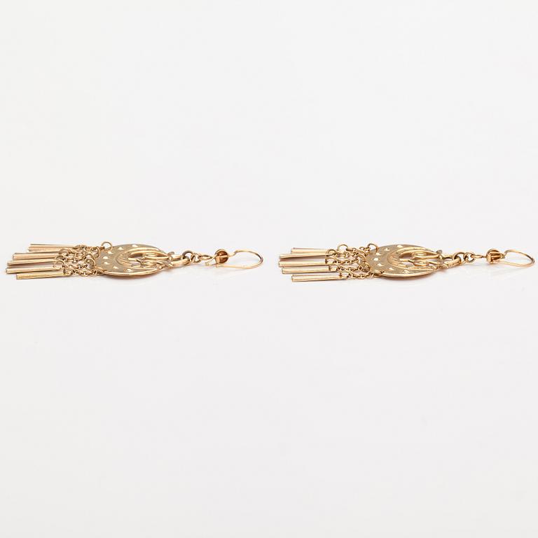 Germund Paaer, Örhängen "Mångudinnan", 14K guld. Kalevala koru, Helsingfors 1998.