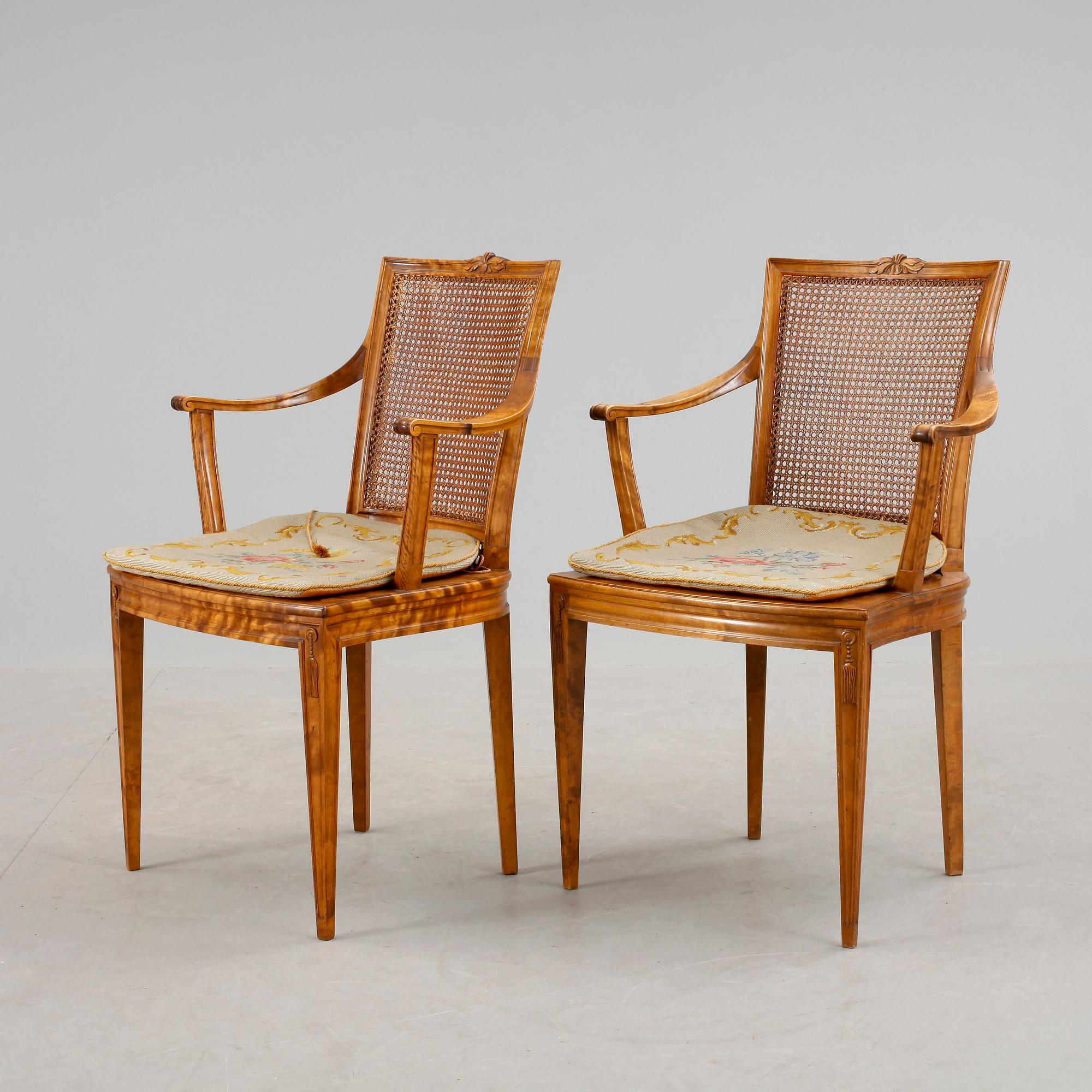 KARMSTOLAR, 2 st, gustaviansk stil, 1930/40-tal.