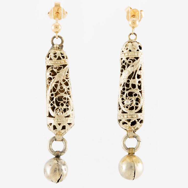 Necklace, along with two pairs of earrings, filigree work, brass-coloured metal.