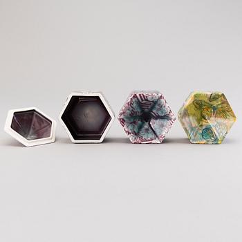 HEINI RIITAHUHTA, rasia ja alustoja, 2 kpl, posliinia, "Hexagon", signeerattu Heini Riitahuhta.