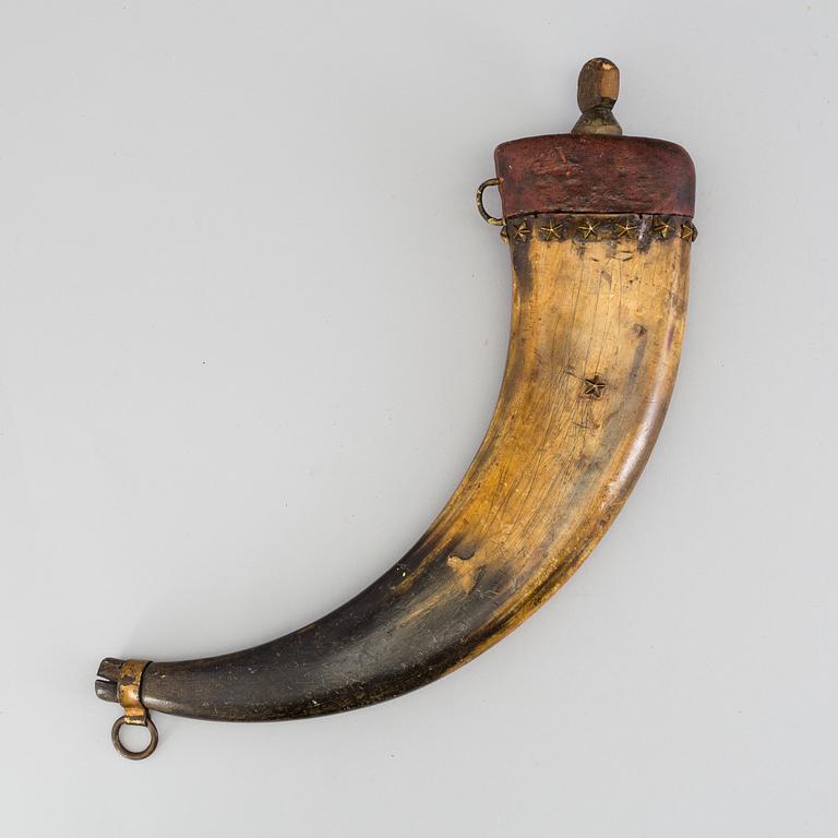 A LARGE HORN AND LEATHER POWDER HORN, 18th/19th century.