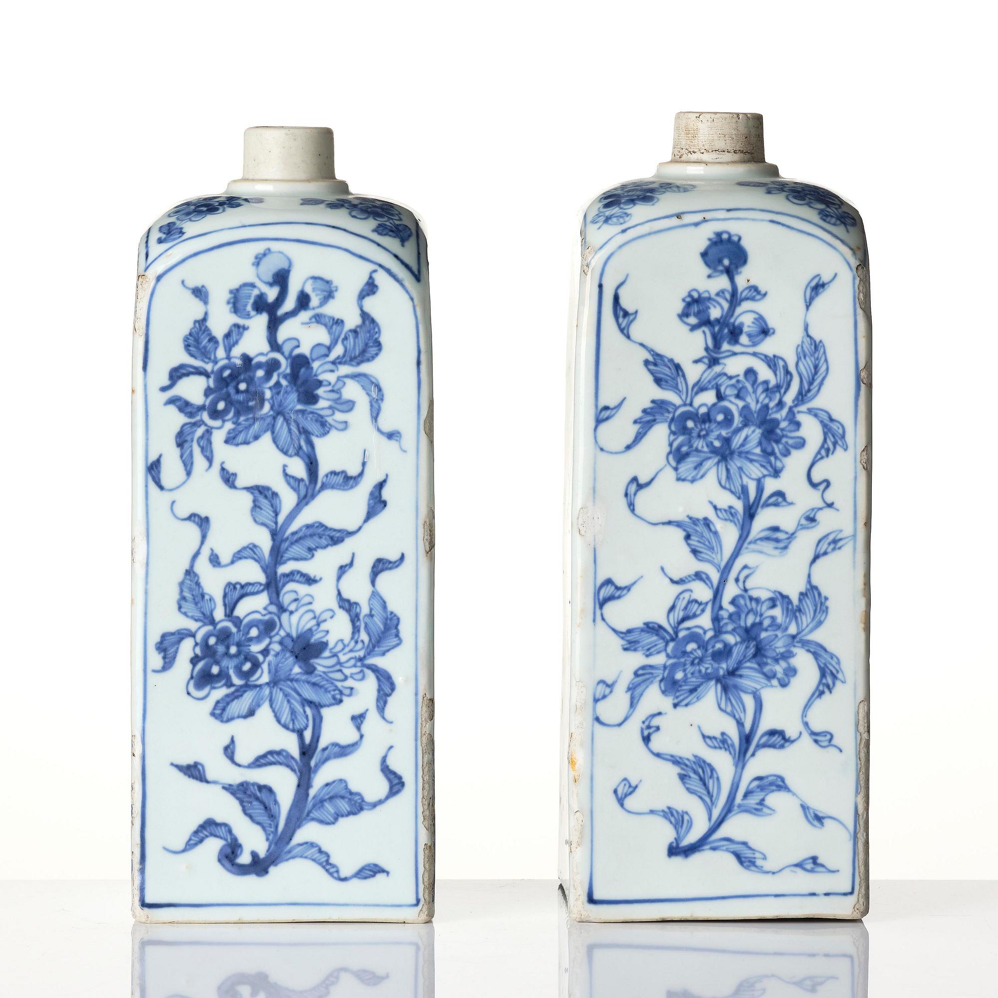 A pair of blue and white bottle flasks, early Qing dynasty, 17th century.