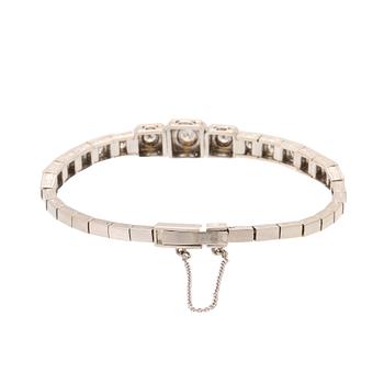 An 18K white gold bracelet with brilliant cut diamonds.