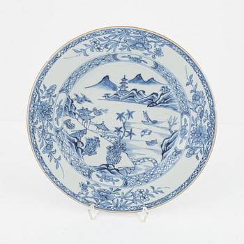Servisdelar, porslin, 43 st, Kina, Qingdynastin, mestadels Qianlong (1735-95).