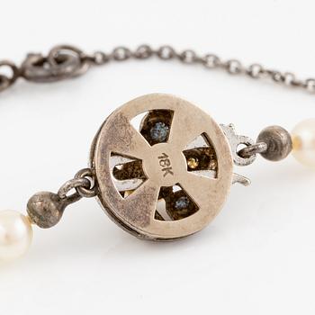 Pearl necklace, with graduated cultured pearls, clasp 18K white gold.