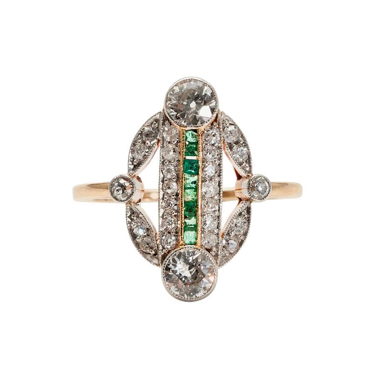 RING, 14K guld. Antikslipade diamanter ca 1.75 ct, smaragder. Storlek 17,5. Vikt 3.8 g.