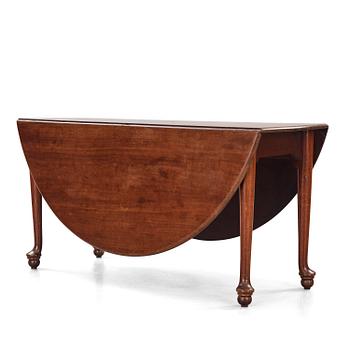 26. A George III mahogany gateleg table, late 18th century.