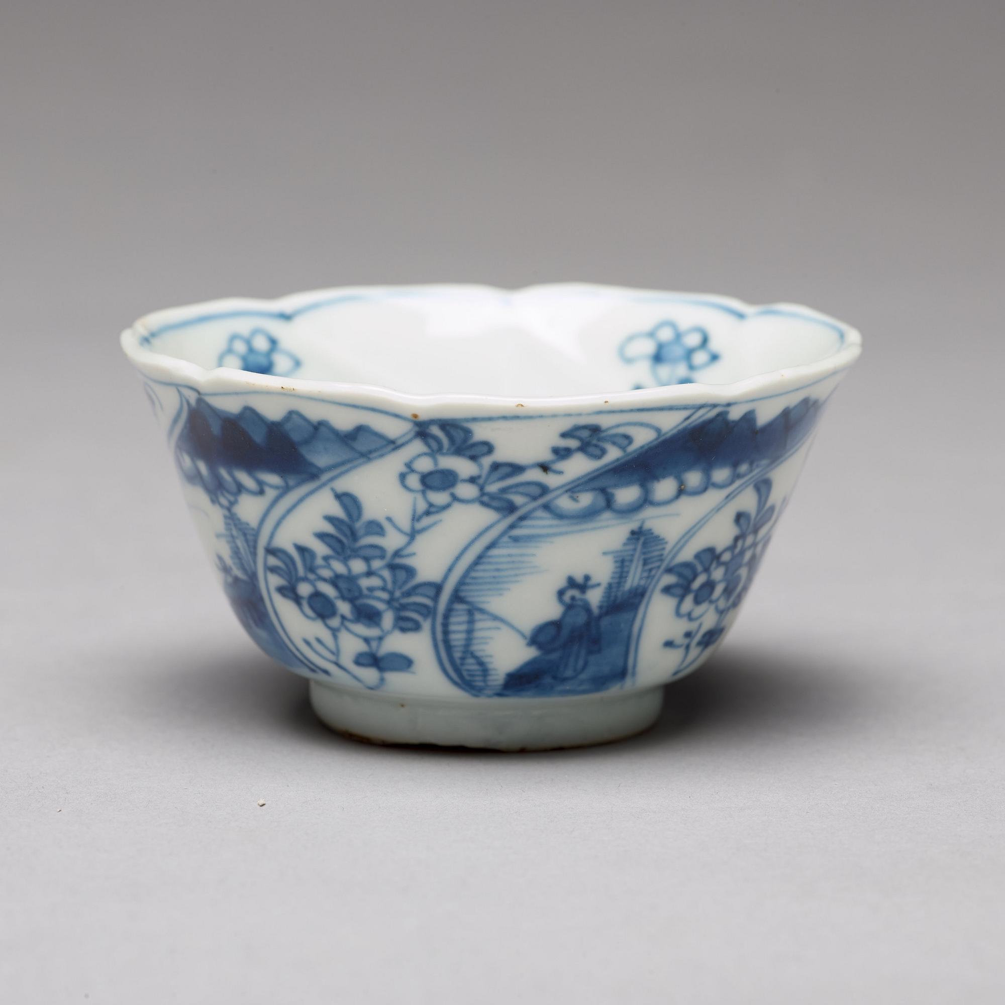 KOPPAR med FAT, tre stycken, porslin. Qingdynastin, Kangxi (1662-1722).