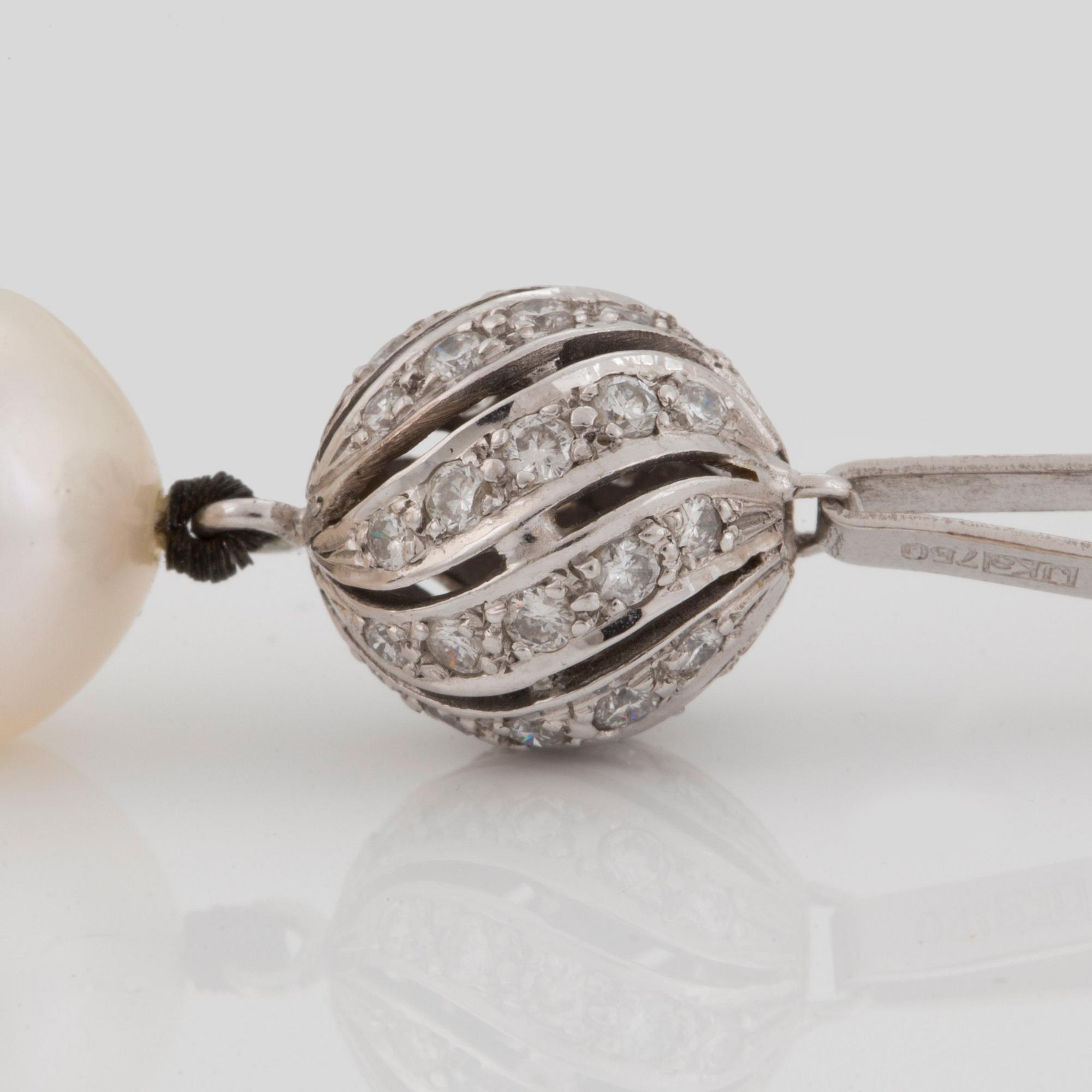 A NECKLACE of cultured South Sea pearls.
