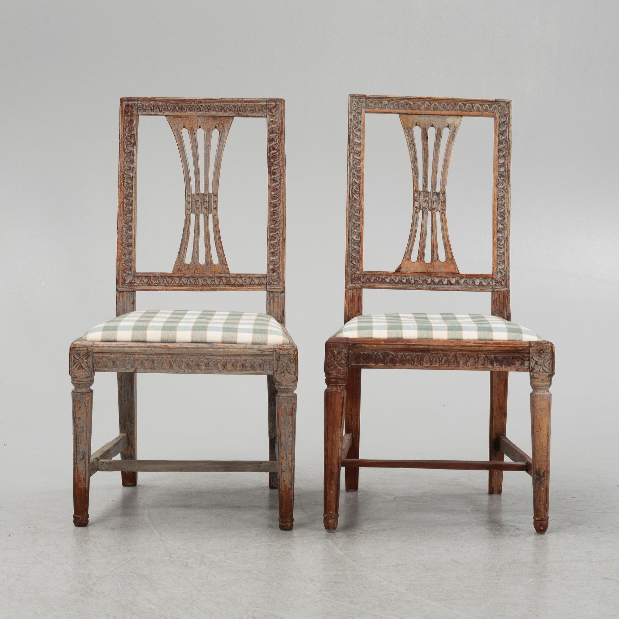 Stolar, ett par, gustavianska, omkring år 1800.