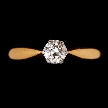 RING, 23 k guld, med solitär briljant ca 0.50 ct.