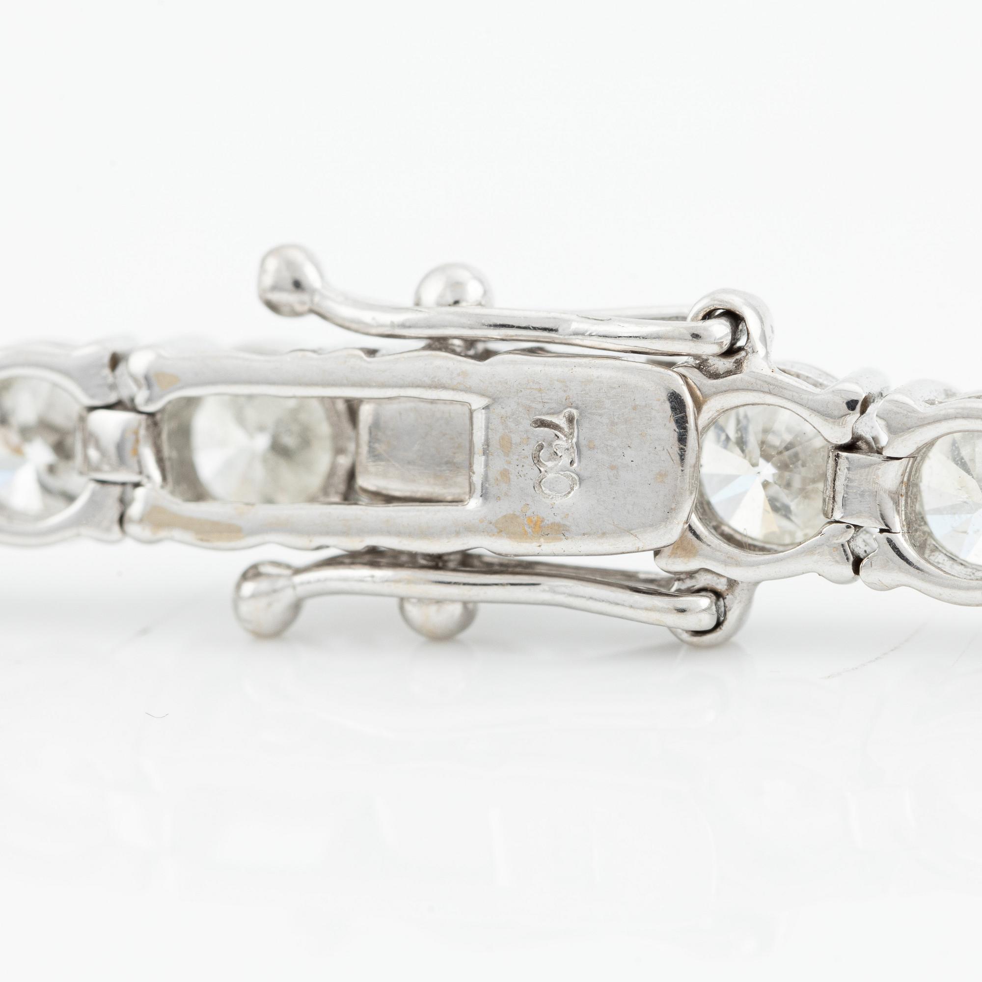 Ett tennisarmband 18K guld med runda briljantslipade diamanter.