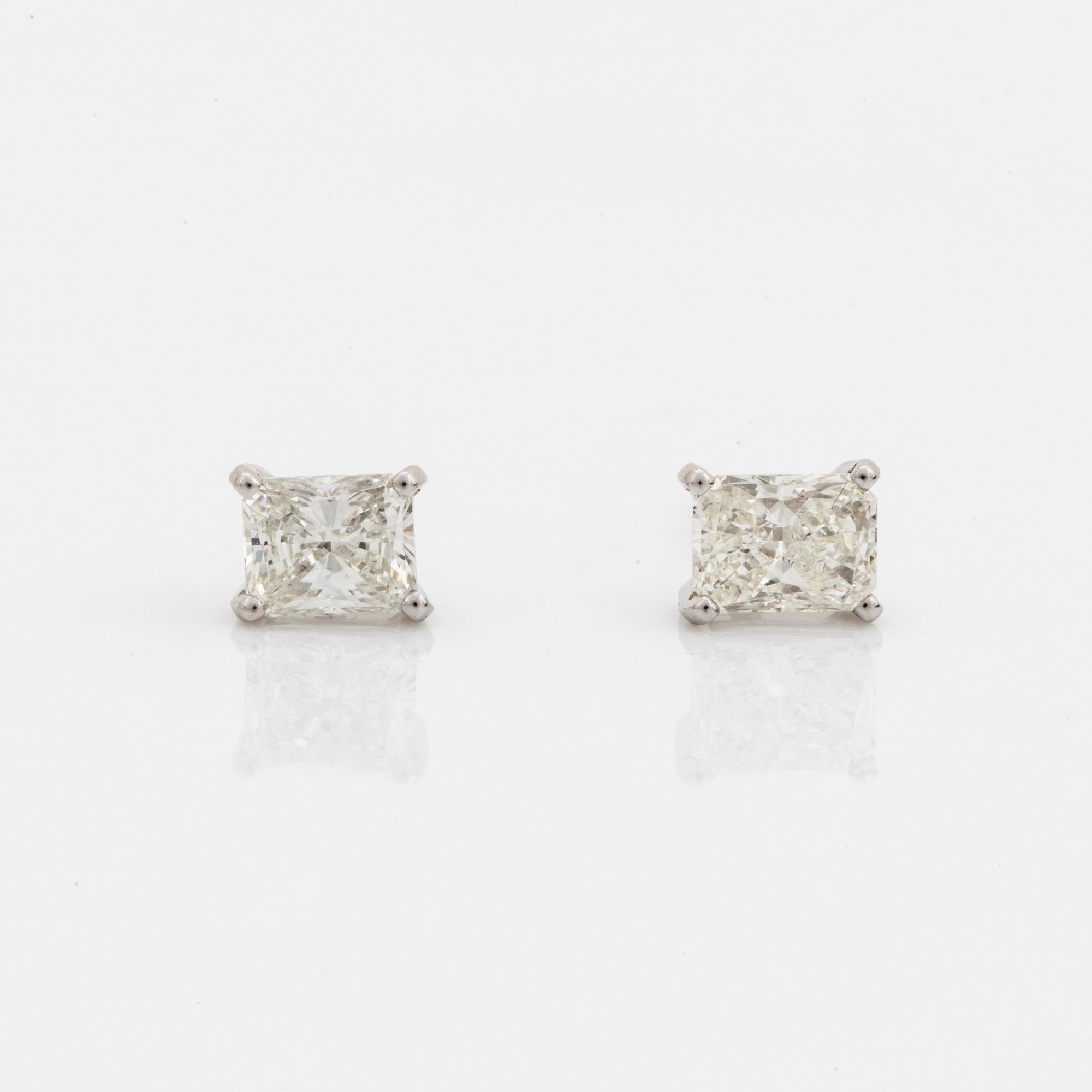 Örhängen med radiantslipade diamanter totalt 1,01 ct, med GIA dossier.