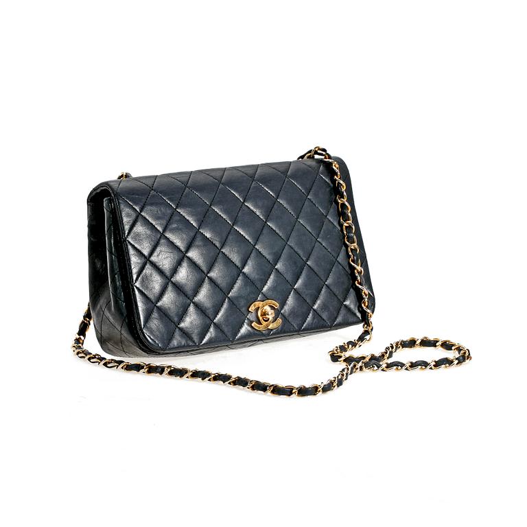 CHANEL, axelremsväska.