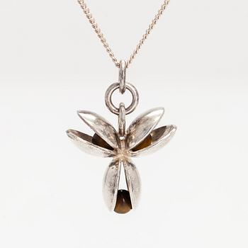 Elis Kauppi, halsband, sterling silver, tigeröga. Kupittaan Kulta Oy, Åbo.