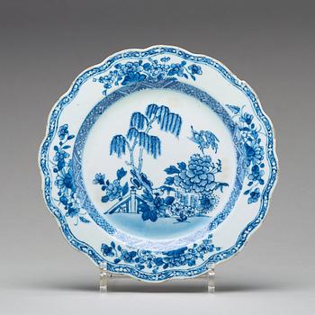 A set of 20 blue and white export porcelain dishes, Qing dynasty, Qianlong (1736-1795).