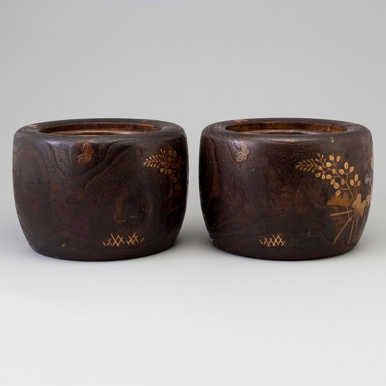 HIBICHI KRUKOR, ett par, trä med kopparinsats. Japan, Meiji (1868-1912).