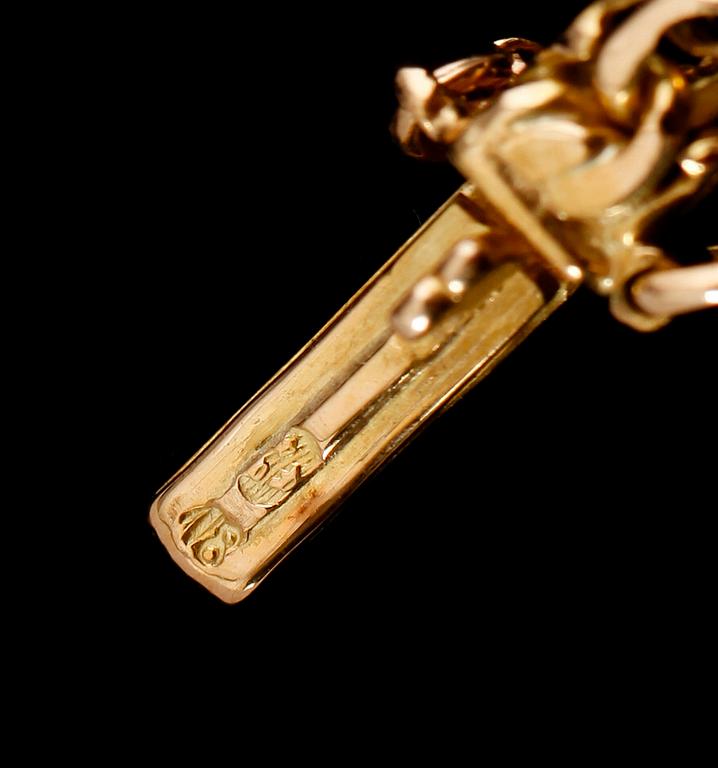 ARMBAND, 18 k guld, med 3 briljanter, daterad 1920. Vikt ca 12 gram.