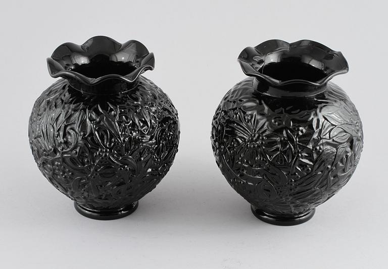 VASER, 2 st, glas, "modell Lalique", Elme, omkring 1900-talets mitt.