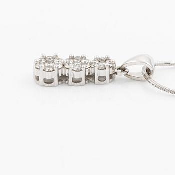Pendant in 18K white gold set with round brilliant-cut diamonds, with a silver chain.