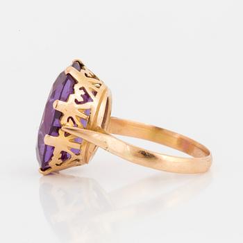 COCKTAIL RING, with synthetic colour change sapphire.