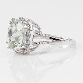 RING, 14K vitguld, mindre diamanter och grön kvarts.