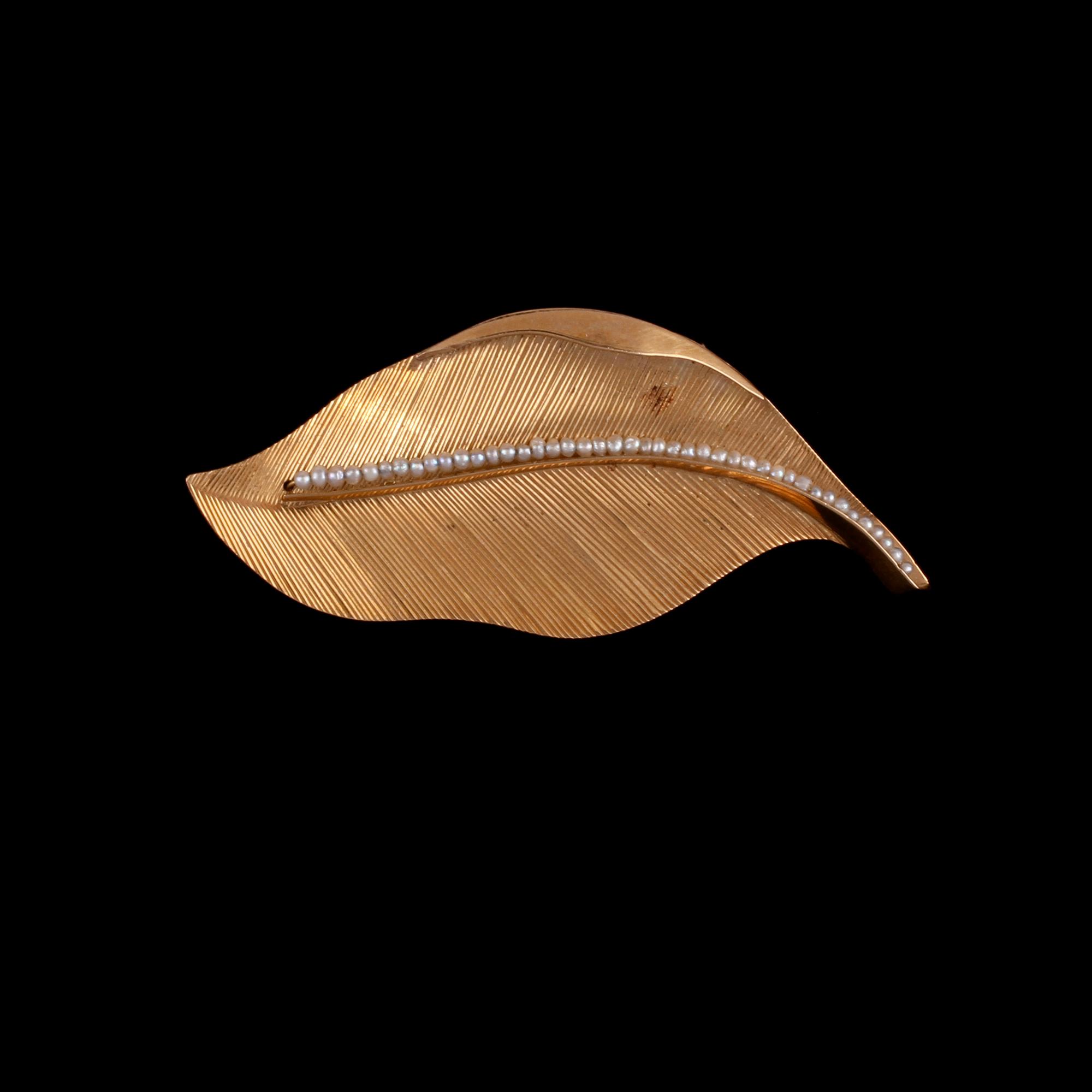 BROSCH, 18k guld med små pärlor, Stigbert, Stockholm, 1958. Vikt 4 g.